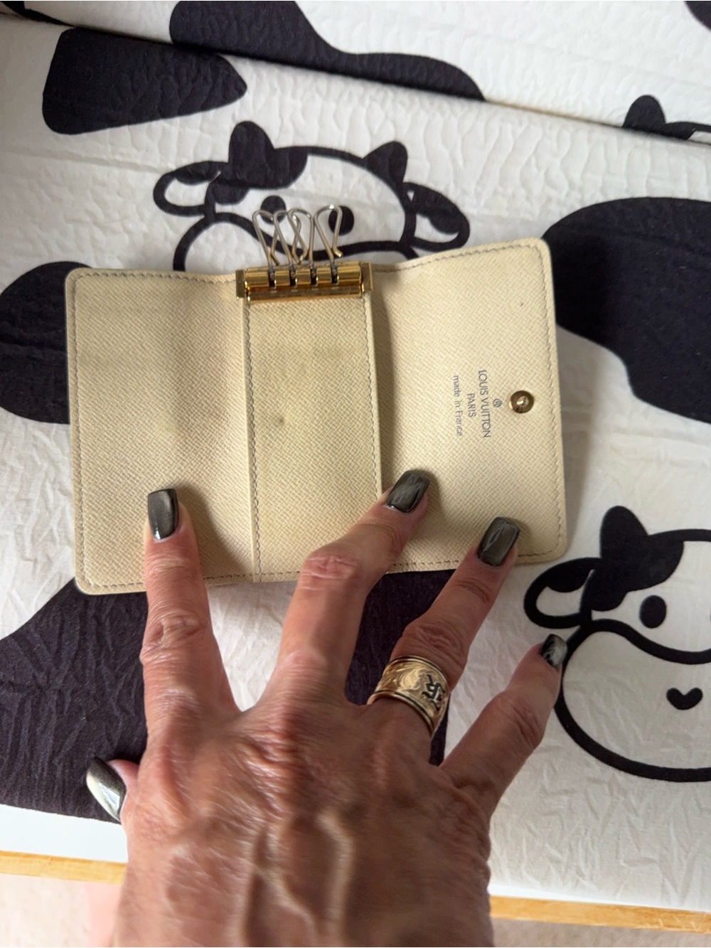 Authentic LV Damier Checkered Beige 4 Key/Trifold Case great shape. No Peeling. - Picture 11 of 13